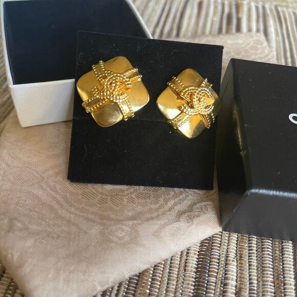 Vintage Authentic Chanel clip on Earrings w/Box - Picture 10 of 12